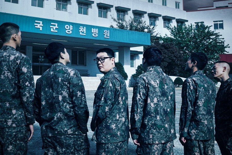 Kim Min Ho And His Fellow Recruits Stand Before An Eerie Military Hospital In “New Recruit” Film Adaptation Poster Kim Min Ho And His Fellow Recruits Stand Before An Eerie Military Hospital In “New Recruit” Film Adaptation Poster