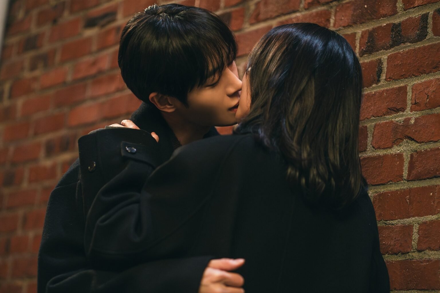 Kim So Hyun And Choo Young Woo's Chemistry Shines In New Photos From "Between Steps"