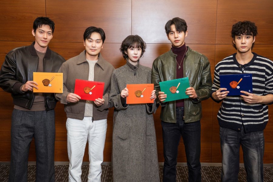 Kim Woo Bin, Seo Eun Soo, And More Show Off Their Teamwork At New Sports Drama “GIFT” Script Reading Kim Woo Bin, Seo Eun Soo, And More Show Off Their Teamwork At New Sports Drama “GIFT” Script Reading
