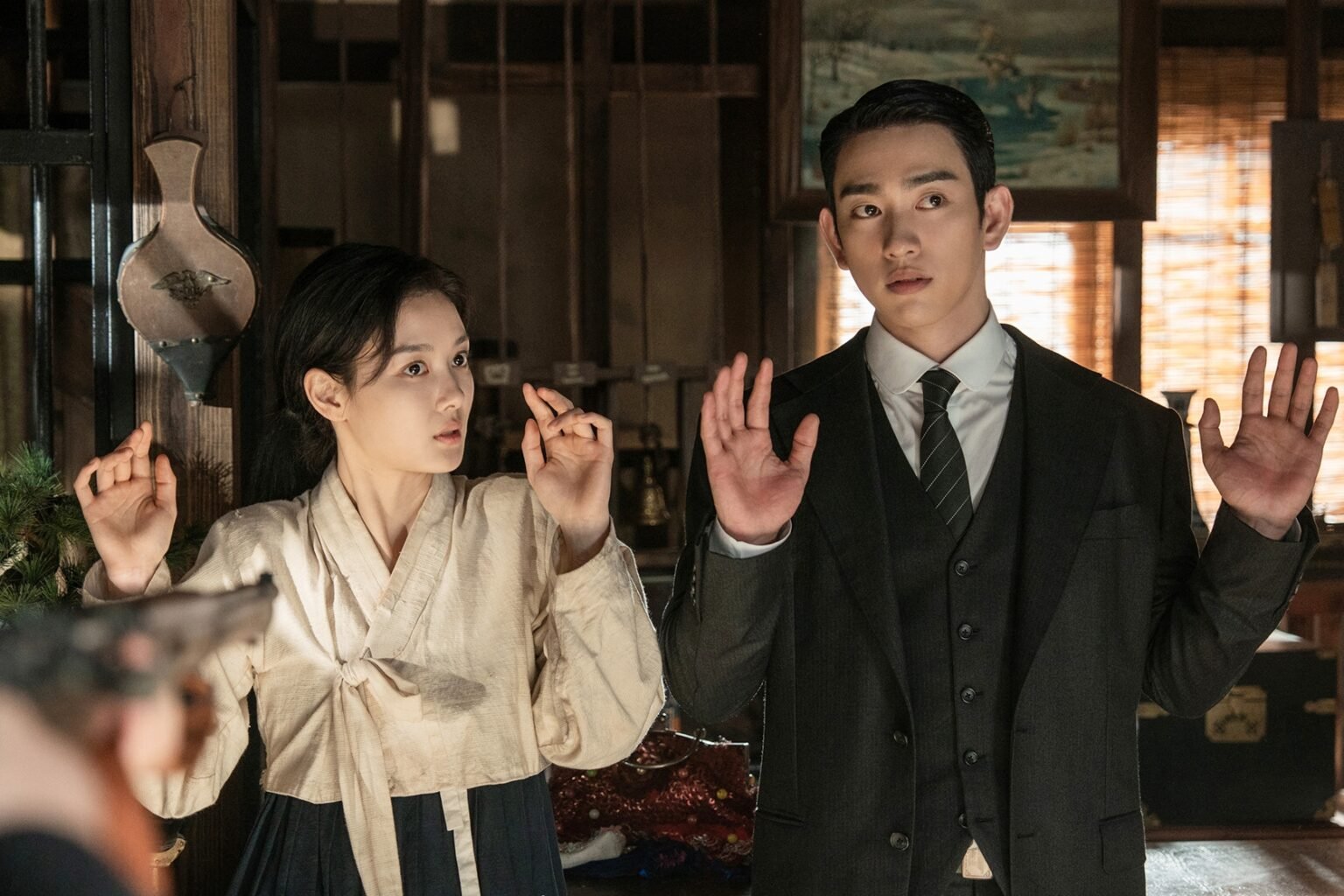 Kim You Jung And Park Jinyoung Are Confronted By The Police In “100 Days Of Deception” Kim You Jung And Park Jinyoung Are Confronted By The Police In "100 Days Of Deception"