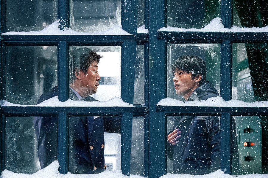 Kim Yun Seok And Koo Kyo Hwan Find Themselves Isolated By A Snowstorm In New Film “White Blast” Poster Kim Yun Seok And Koo Kyo Hwan Find Themselves Isolated By A Snowstorm In New Film “White Blast” Poster