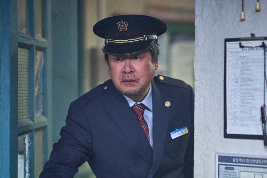 Kim Yun Seok Faces His Final Days As A Station Master In New Film “White Blast” Kim Yun Seok Faces His Final Days As A Station Master In New Film “White Blast”
