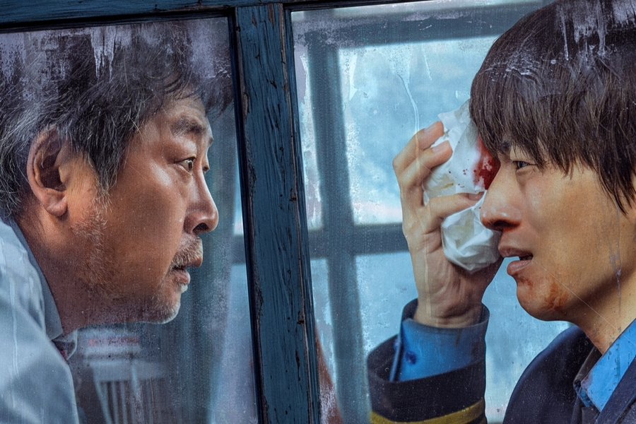 Kim Yun Seok Stares Intently At An Injured Koo Kyo Hwan In Poster For New Film “White Blast” Kim Yun Seok Stares Intently At An Injured Koo Kyo Hwan In Poster For New Film “White Blast”