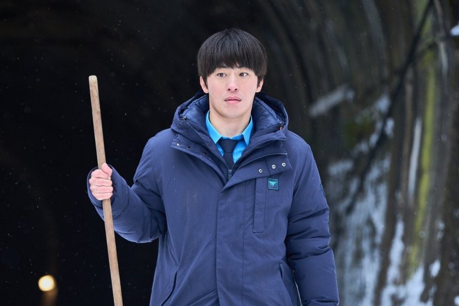 Koo Kyo Hwan Embarks On His New Job At A Snowy Train Station In “White Blast” Koo Kyo Hwan Embarks On His New Job At A Snowy Train Station In “White Blast”