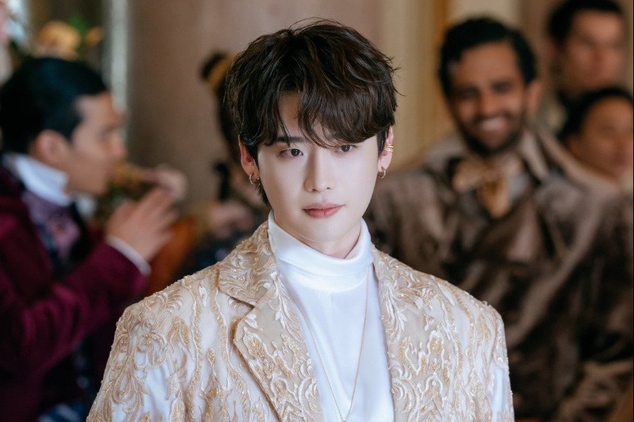 Lee Jong Suk Steps Into The Opposing Empire With Unknown Motives In “The Remarried Empress” Lee Jong Suk Steps Into The Opposing Empire With Unknown Motives In “The Remarried Empress”