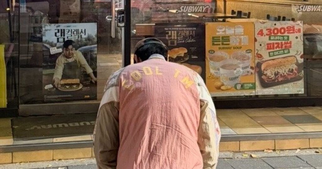 Lee Kwang Soo Kneels In Apology To Subway Restaurant Staff