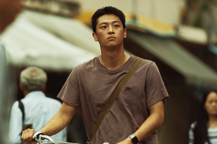 Lee Sin Young Relies On Animal Instincts As A Hearing-Impaired Killer In New Film “Triste Tropiques” Lee Sin Young Relies On Animal Instincts As A Hearing-Impaired Killer In New Film “Triste Tropiques”