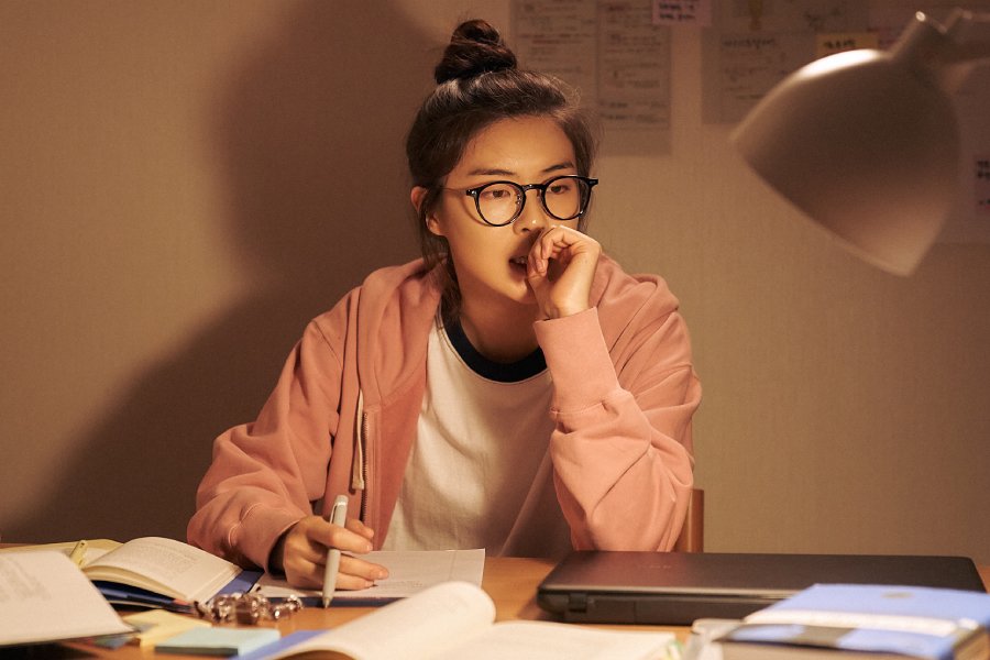 Lee Sun Bin Is A Newcomer In The High-Stakes World Of CSAT Question Setting In “Ugly Duckling Ms. Maeng” Lee Sun Bin Is A Newcomer In The High-Stakes World Of CSAT Question Setting In “Ugly Duckling Ms. Maeng”