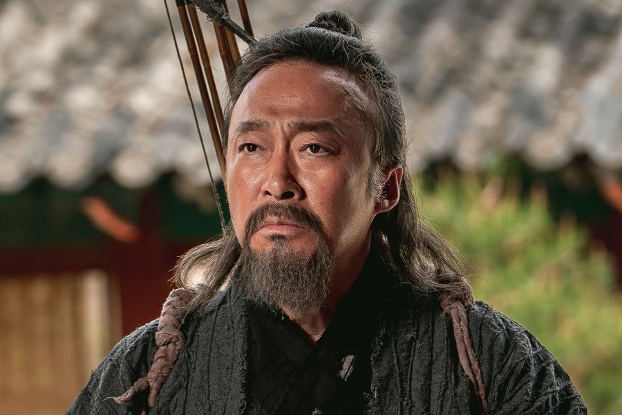 Lee Sung Min Is A Veteran Warrior Who Has Survived Countless Battles In “Sacred Jewel”