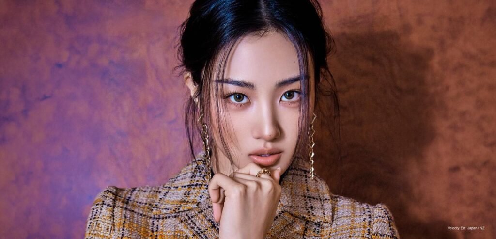 MEOVV Gawon – ELLE Hong Kong x Prada MEOVV Gawon wearing Prada tweed suit jacket and gold jewelry on the cover of ELLE Hong Kong November 2026 issue.