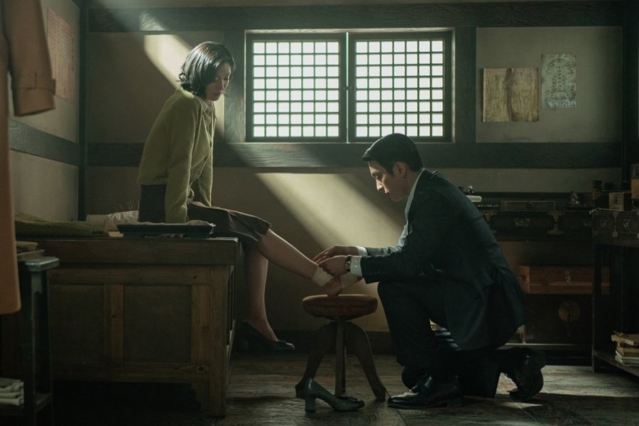 Park Jinyoung Takes Care Of An Injured Kim You Jung In "100 Days Of Deception"