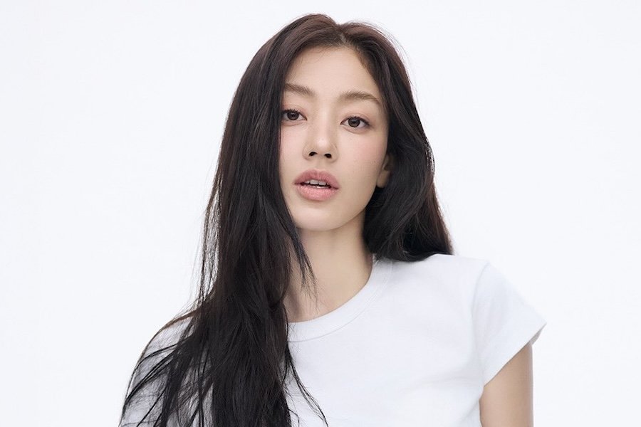 TWICE's Jihyo Poses For Beautiful Profile Photos