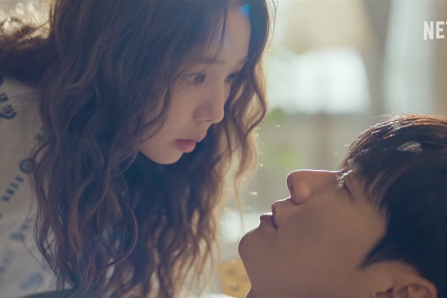 Watch: Chae Soo Bin Is Puzzled By Kim Young Kwang's Lack Of Response To Her Touch In "Take Charge Of My Heart" Preview