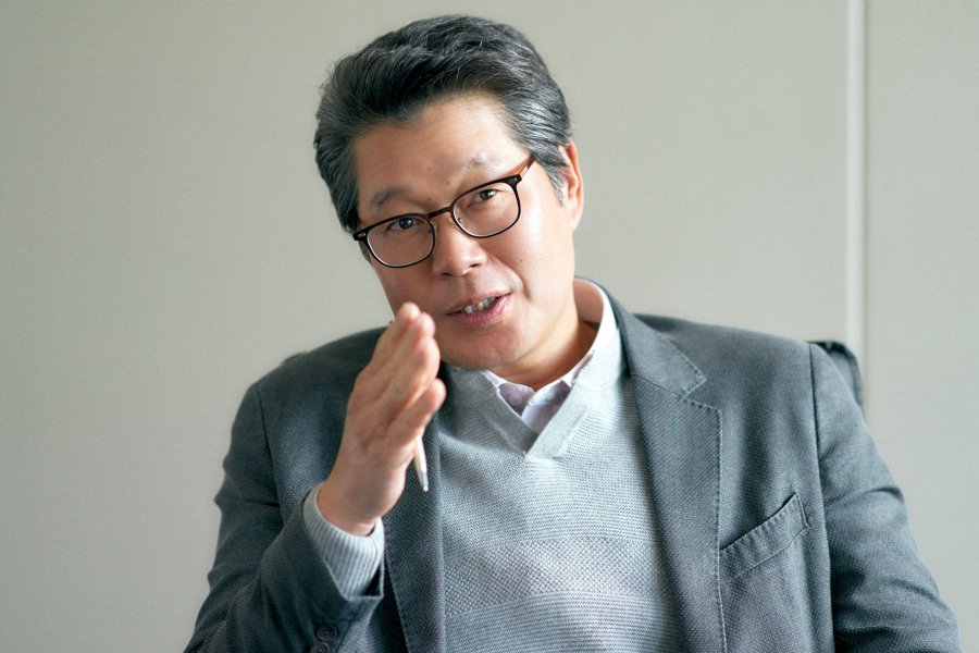 Yoo Jae Myung Is A Powerful Yet Quirky Head Of CSAT Question-Setting Team In “Ugly Duckling Ms. Maeng”
