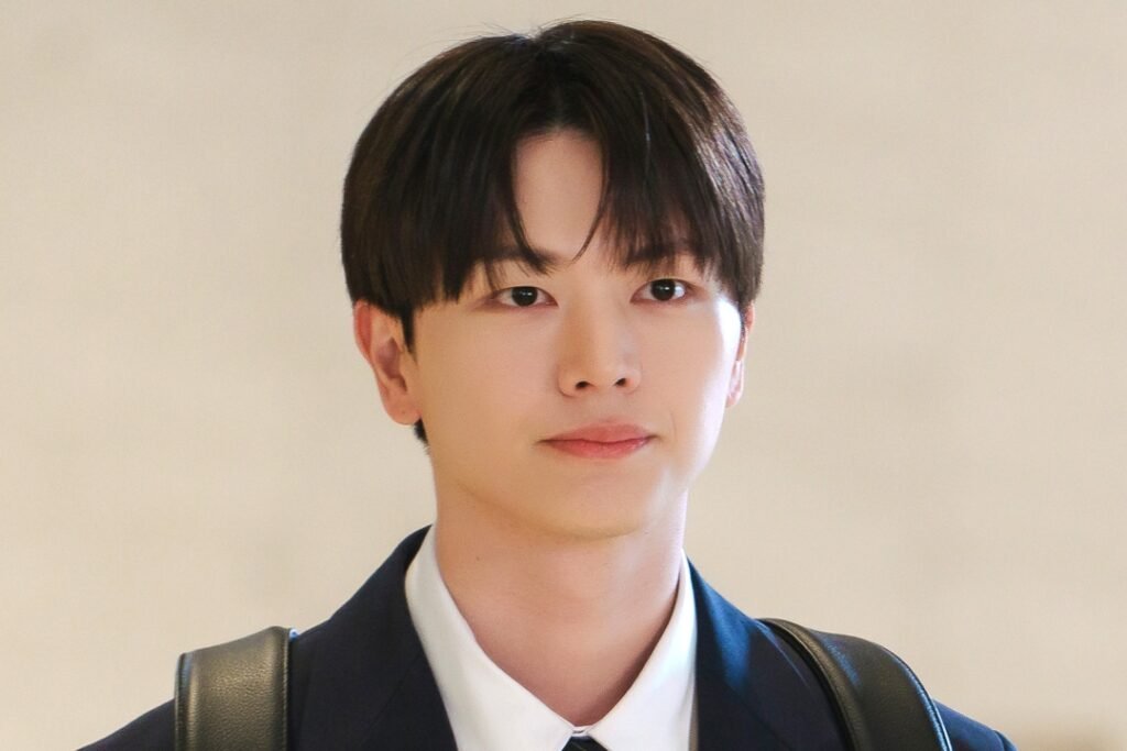 Yook Sungjae Is A New Hire Who Changes Park Min Young’s Life In Romance Drama “Nine To Six” Yook Sungjae Is A New Hire Who Changes Park Min Young's Life In Romance Drama "Nine To Six"