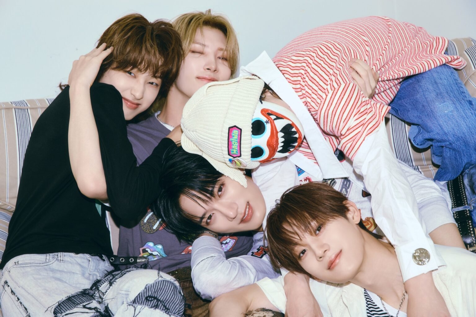 hrtz.wav Reveals Official Light Stick Design hrtz.wav Reveals Official Light Stick Design